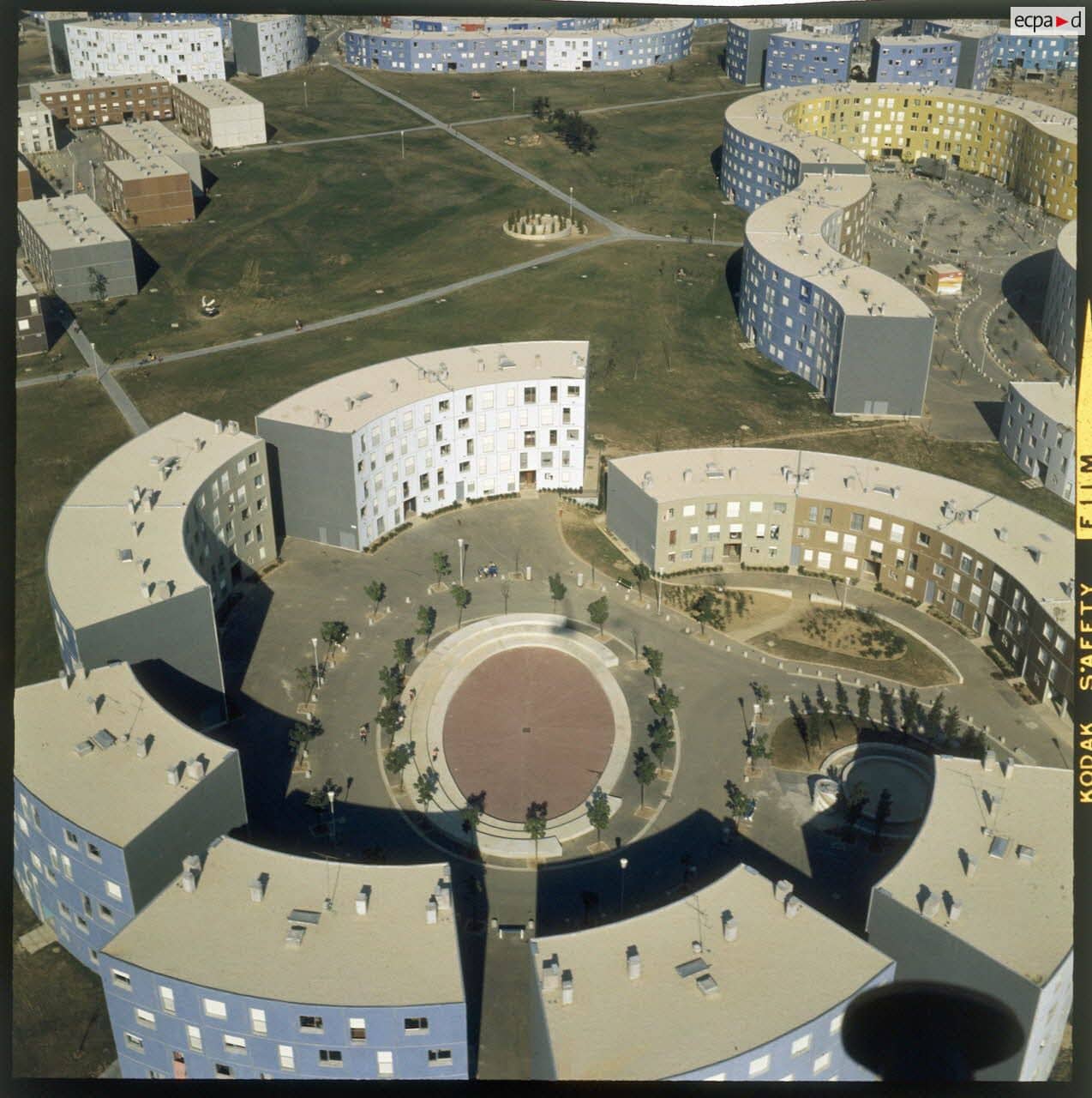 Nom : Grigny (91). Vue générale des nouveaux ensembles de la Grande Borne. Crédits : © Collections La Documentation française/Interphotothèque/Photo : Inconnu/ECPAD/Défense